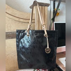 🎉SOLD🎉Michael Kors Jet Set Signature Black Patent Leather Tote